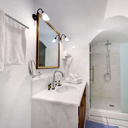 Chelidonia Traditional Oia (Santorini)