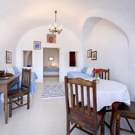 Chelidonia Traditional Oia (Santorini)