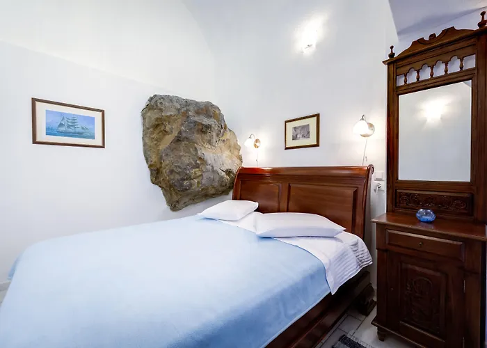 Chelidonia Traditional 3* أويا