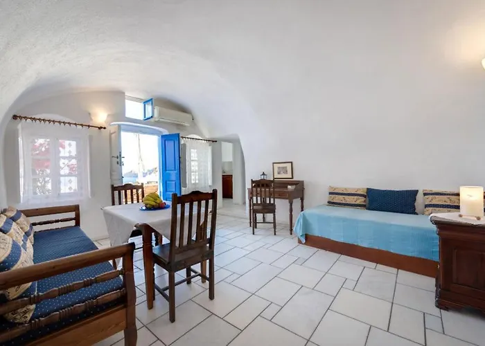 Chelidonia Traditional 3* Oia (Santorini)