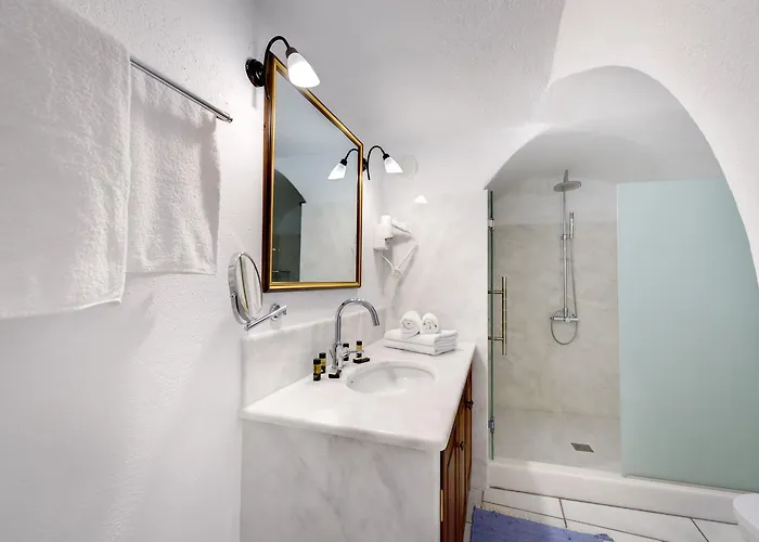 Chelidonia Traditional Oia (Santorini)