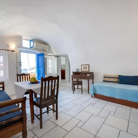 Chelidonia Traditional 3* Oia